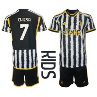 Camiseta Juventus Federico Chiesa #7 Primera Equipación Replica 2023-24 para niños mangas cortas (+ Pantalones cortos)